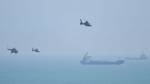 Buques y helicópteros militares de China participan en las maniobras en aguas frente a las costas de Taiwán.
