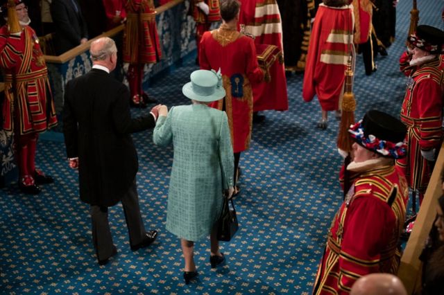 Як королева парламент відкривала у фото
