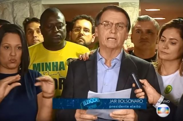 Bolsonaro discursando ao lado de aliados na noite de domingo, 28