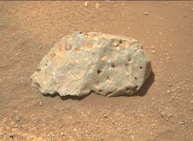 Una roca fotografiada por la cámara Mastcam-Z el 28 de marzo de 2021