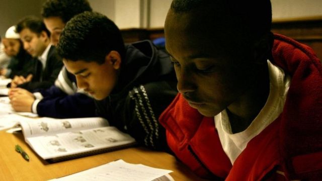 Students wey dey read.