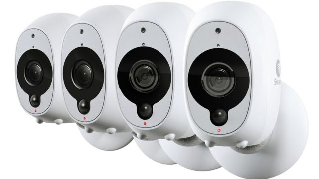 스완의 카메라는 전천후 사용 가능하며 어떤 사용자들은 집의 바깥에도 설치한다