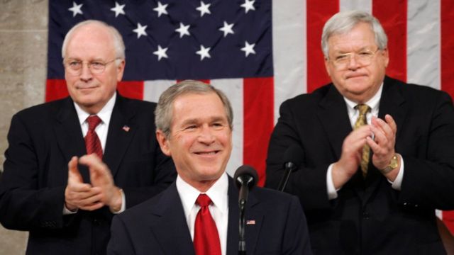 Perezida George W. Bush igihe yagezaga ijambo rye ku baturage ku wa Gatatu tariki ya 2/2/2005. arakomerwa amashyi na visi perezida Dick Cheney, ibumoso, n'umukuru w'inteko Dennis Hastert