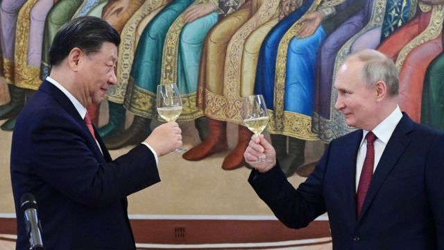 习近平（左）与普京（右）在莫斯科克里姆林宫宴会上祝酒（21/3/2023）