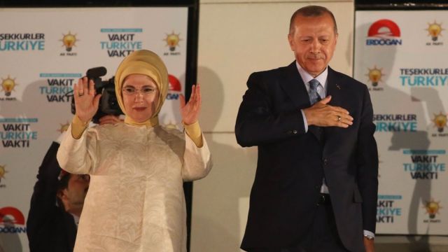 اردوغان اپنی اہلیہ کے ساتھ