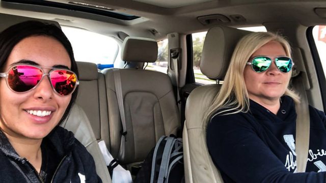 Latifa tira selfie dela e Tiina em um carro - a primeira fase da tentativa de fuga