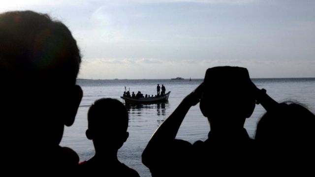 Sejumlah warga melakukan pencarian korban kapal motor Arista yang tenggelam menggunakan kapal rakyat di Pelabuhan Rakyat Paotere, Makassar, Sulawesi Selatan, Rabu (13/6).