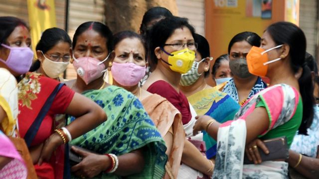 Mulheres na Índia de máscara fazendo fila para tomar a vacina contra covid