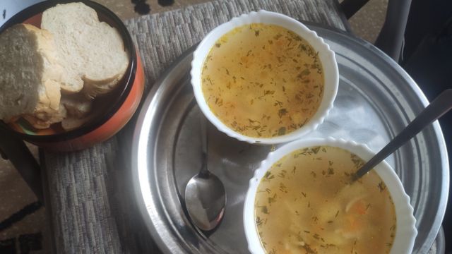 Хтось готує суп, хтось - картопляне пюре.