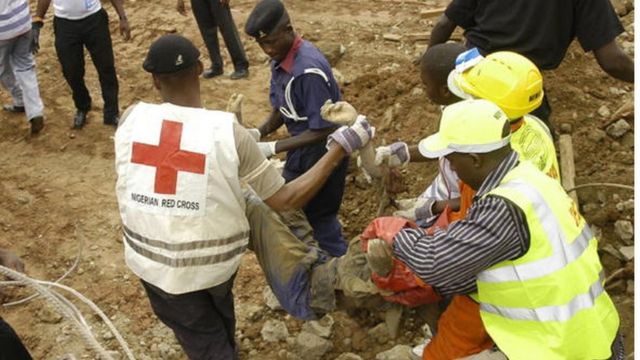 Des agents de la Croix-Rouge Nigériane sortant un cadavre des décombres d'un bâtiment effondré (Archives)