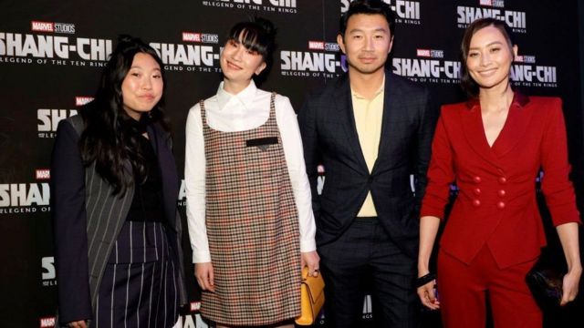 刘思慕与剧组演员奥卡菲娜（左）、张梦儿（中）和陈法拉（右）。(photo:BBC)