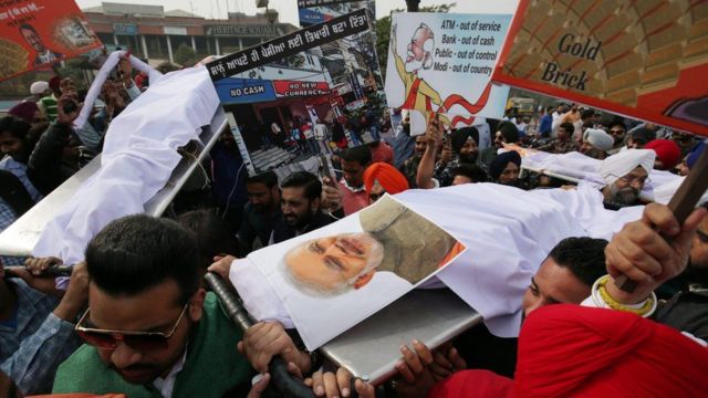 রুপি নোট সঙ্কট নিয়ে দিল্লিতে বিরোধীদল কংগ্রেস সমর্থকদের বিক্ষোভ