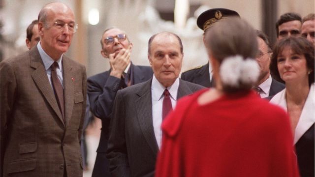 François Mitterrand (centro) y Anne Pingeot (de rojo)