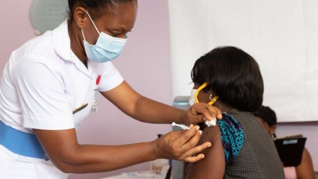 Une femme recevant le vaccin du Covid