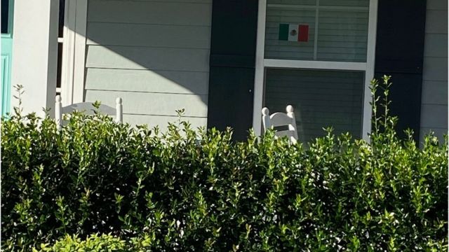 Una casa en Wilmington con una bandera mexicana