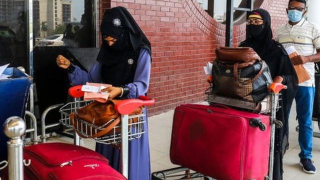 অনেক দেশ ভ্রমণের উপর কড়াকড়ি শিথিল করার কথা জানিয়েছে।