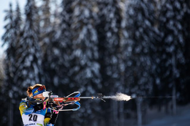 Линн Перссон из Швеции выступает на чемпионате мира по биатлону в Поклюке, Словения, 13 февраля 2021 года.