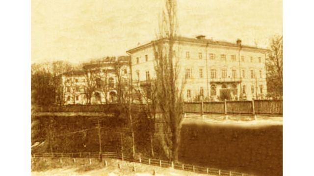 НКВД УРСР містився у Жовтневому палаці - на нинішній Інститутській вулиці в Києві (на фото: вид з боку вулиці Ольгінської).