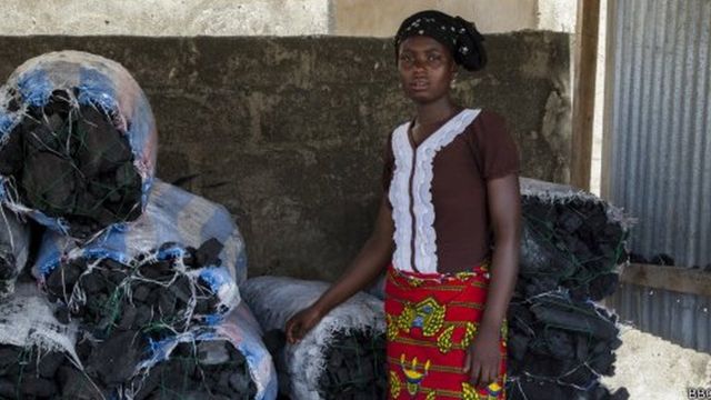 Une vendeuse de charbon au Burkina Faso, où l'économie est dominée par le secteur informel.