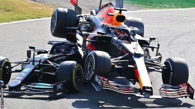 Max Verstappen y Lewis Hamilton chocan