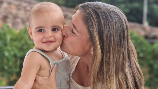 Primer plano de María Barrau con su hijo Bosco