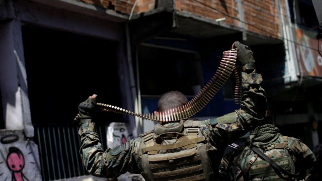 Agentes do BOPE exibem munição em operação na Rocinha