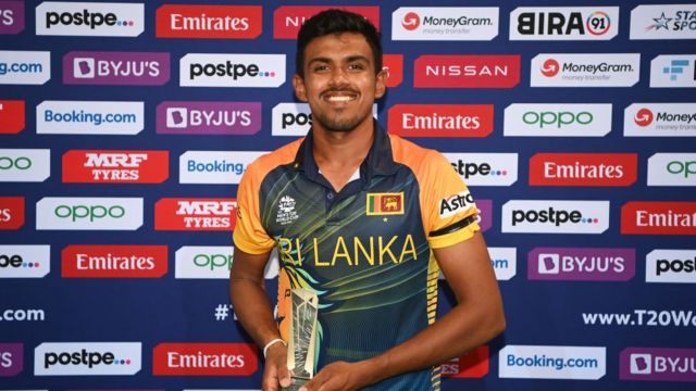 டி20 உலகக்கோப்பை போட்டியில் இலங்கை - நமீபியா இடையிலான போட்டியில் ஆட்ட நாயகன் விருது வென்ற மஹீஷ். (கோப்புப்படம்)
