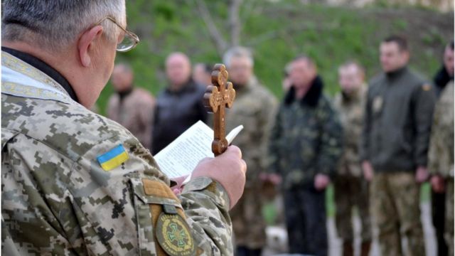 Військовий капелан проводить богослужіння на базі сил АТО у Донецькій області