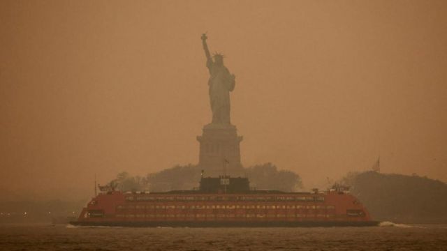 La Estatua de la Libertad quedó envuelta en una neblina naranja causada por el humo de los incendios.