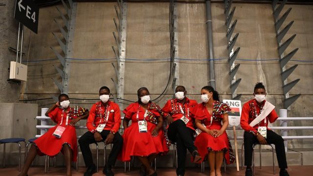 Abakinyi ba Angola barindiriye aho bicaye inyuma ko hatangura ibirori vyo gutanguza inkino za Olympic z'abagendana ubumuga za Tokyo