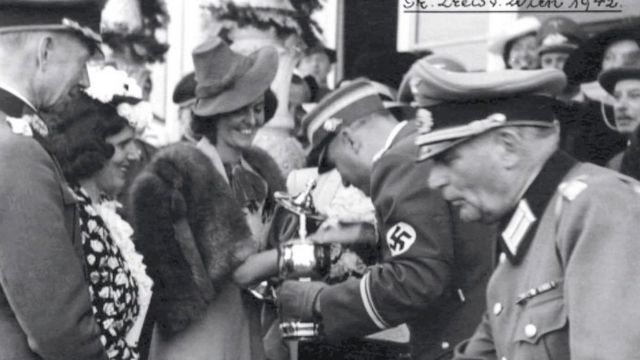 Tia Margit confraternizando com oficiais nazistas