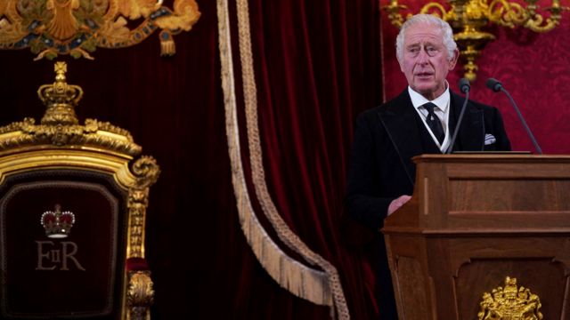 King and Queen say thanks for 'glorious occasion' - BBC News