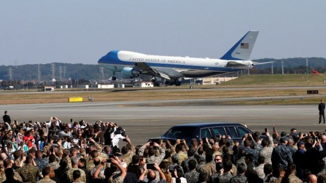 미국 도널드 트럼프 대통령이 탄 전용기가 일본 도쿄 인근 요코다 미군 기지에 착륙하고 있다.