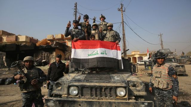 قوات عراقية تحتفل باستعادة بلدة حمام العليل
