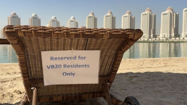 Tumbona reservada para residentes en la playa de Viva Bahryia.