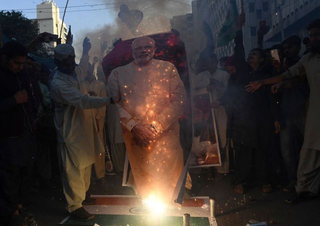 Демонстранты в Пакистане жгут портреты премьер-министра Индии Нарендры Моди