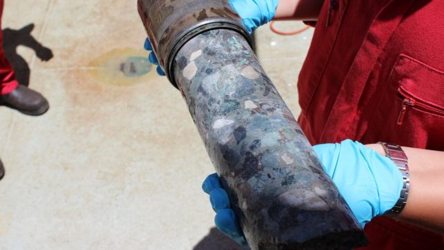 Tubo de roca obtenido tras perforar el lecho del Golfo de México
