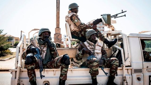 Des soldats de la mission de sécurité de la Communauté économique des États de l'Afrique de l'Ouest (CEDEAO) en Guinée-Bissau (ECOMIB) attendent dans leur camion devant le palais présidentiel à Bissau, le 24 novembre 2019