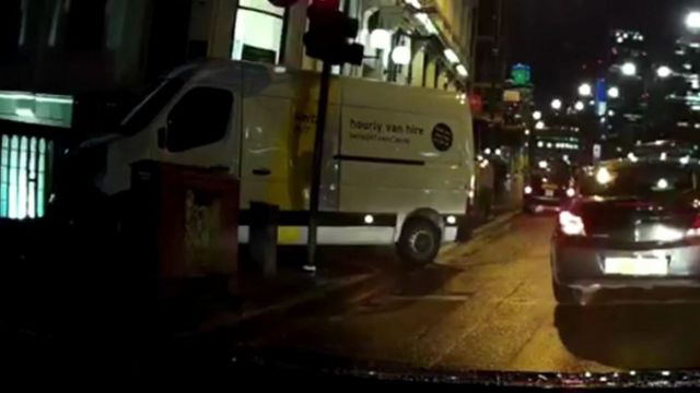ロンドン橋の歩道に乗り上げた白いワゴン車