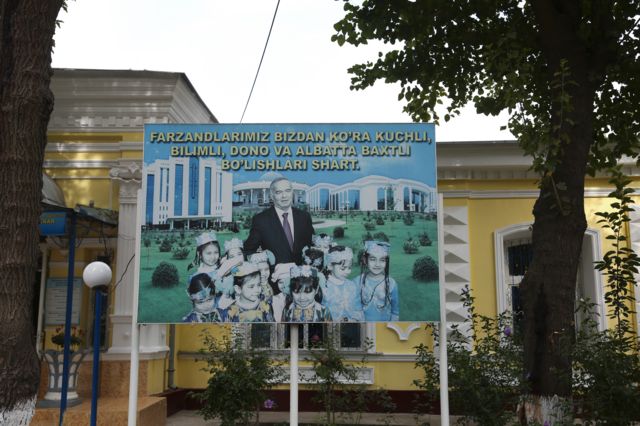 Плакат с изображенией Каримова и детей