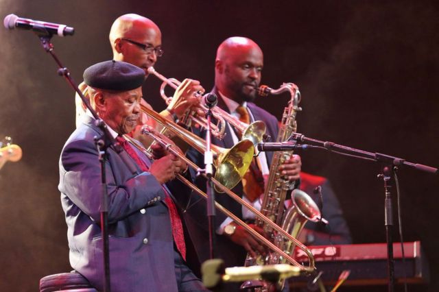 Jonas Gwangwa (à gauche) et ses amis lors du 18e Festival international de jazz du Cap, le 31 mars 2017 au Cap, en Afrique du Sud.