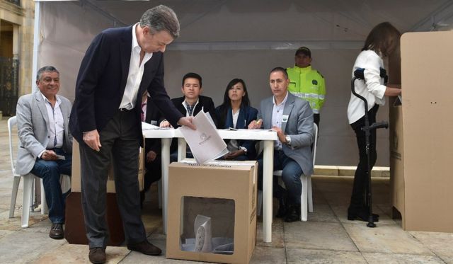 Juan Manuel Santos votando
