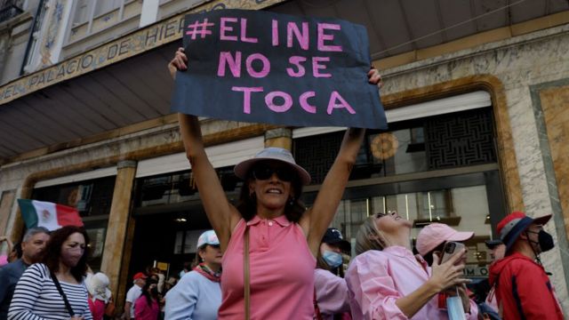 Manifestante sostiene cartel con el eslogan "El INE no se toca".
