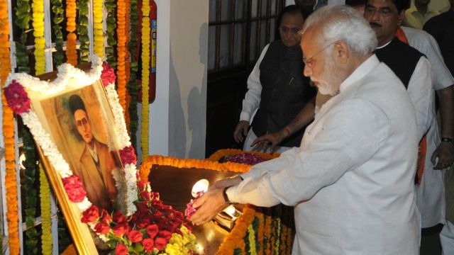 পার্লামেন্টে সাভারকারের ছবিতে শ্রদ্ধা জানাচ্ছেন প্রধানমন্ত্রী মোদী