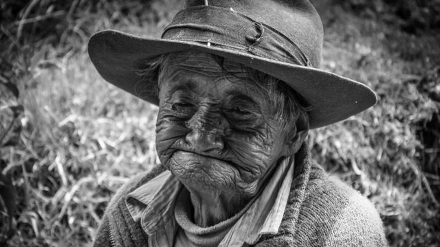 Foto de una anciana en blanco y negro