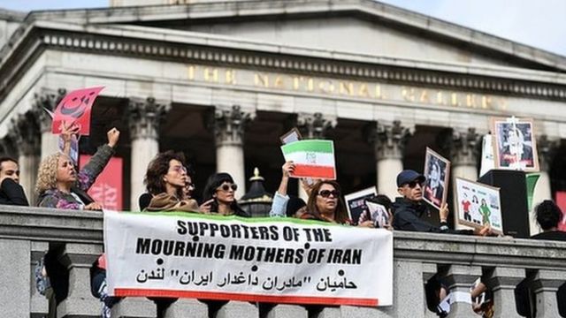 در میدان ترافاگار مقابل نشنال گلری، لندن جمع زیادی از ایرانیان برای حمایت گرد آمدند