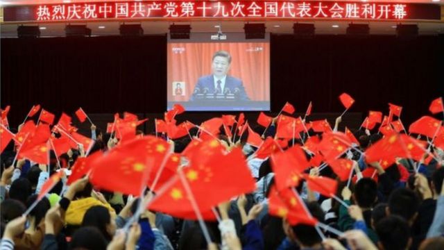 Reunião de pessoas durante discurso do Partido Comunista Chinês
