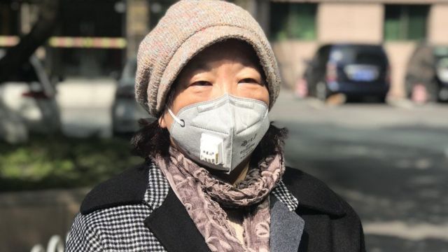 Fang Fang de máscara na rua