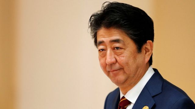 安倍晋三曾二度出任日本首相，二次创日本政坛“第一”：第一次是日本最年轻的首相，第二次是成为有史以来在任时间最长的日本首相。图为2017年在越南参加一个 APEC 峰会。