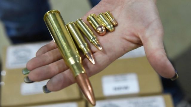 Mão estendida exibe balas na Flórida Gun Show